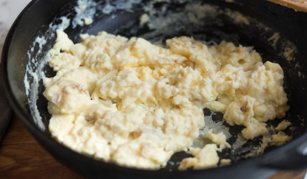 Quesadillat juuston, Everchin, sinapin ja munakokkelien kanssa: Tee munakokkelia