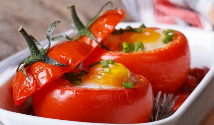 Munalla ja kinkulla täytetyt tomaatit