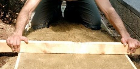 Kuinka tehdä puutarhakäytävä: levittää hiekkaa