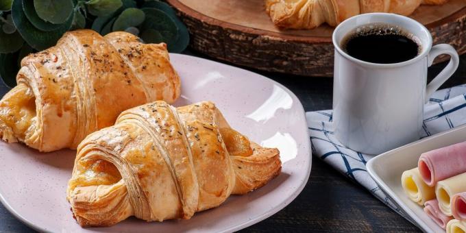 Croissanteja kinkulla ja juustolla