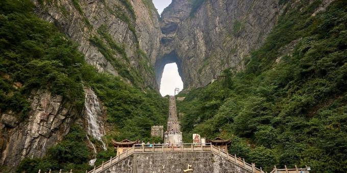 Aasian alueella ei ole turha houkutella matkailijoita, "Cloud Gate" Mount Tianmen Zhangjiajie National Park, Kiina