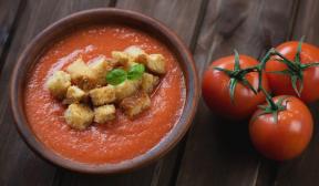Gazpacho valmistettu tomaateista, kurkkuista ja paprikasta