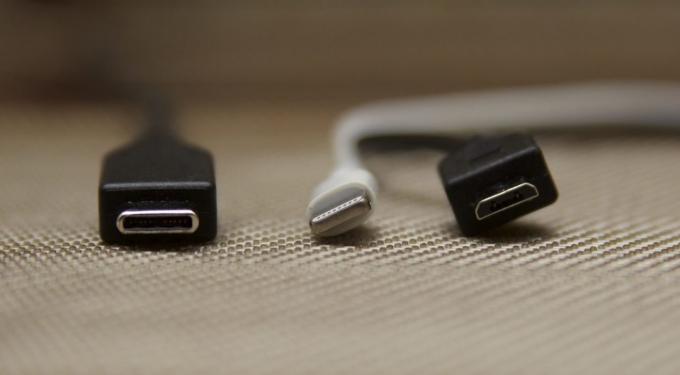 Vasemmalta oikealle: C-tyypin USB, Salama, mikro-USB