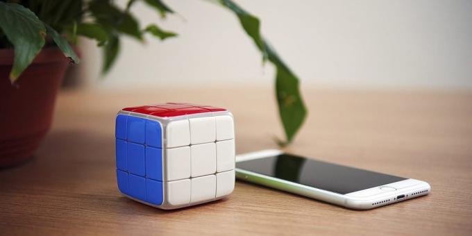 Keräämällä Rubikin kuutio. GoCube yhteyden älypuhelin