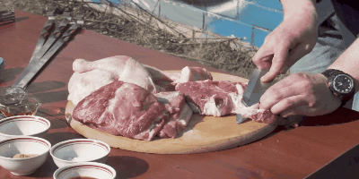 Miten kokki grilli naudanlihaa: poista suonet ja luut ja leikkaa pala saman kuutioita
