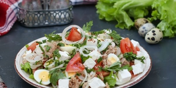 Salaatti tonnikala, tomaatit, viiriäisen munia ja feta