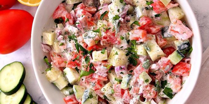 Salaatti kurkku ja tomaatti sipulia ja smetanaa kastiketta