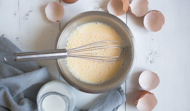 Quesadillat juuston, Everchin, sinapin ja munakokkelien kanssa: Vatkaa munat, suola ja maito munakokkelille