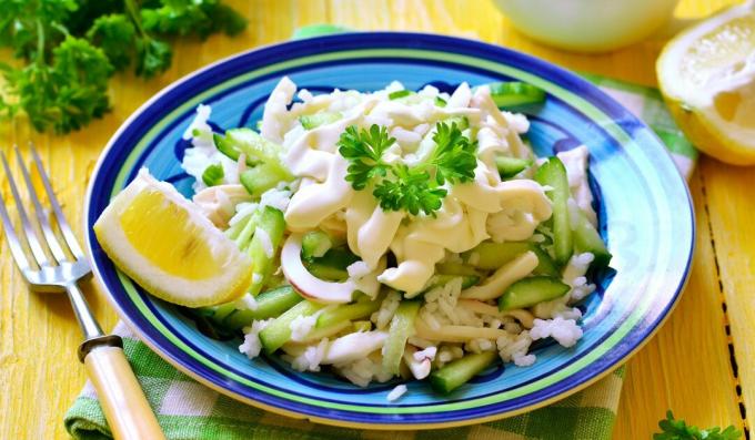 Salaatti, jossa on kalmaria, riisiä ja tuoreita kurkkuja
