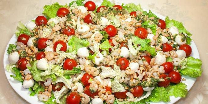 yksinkertainen salaatti resepti katkarapuja, juustoa ja pinjansiemeniä