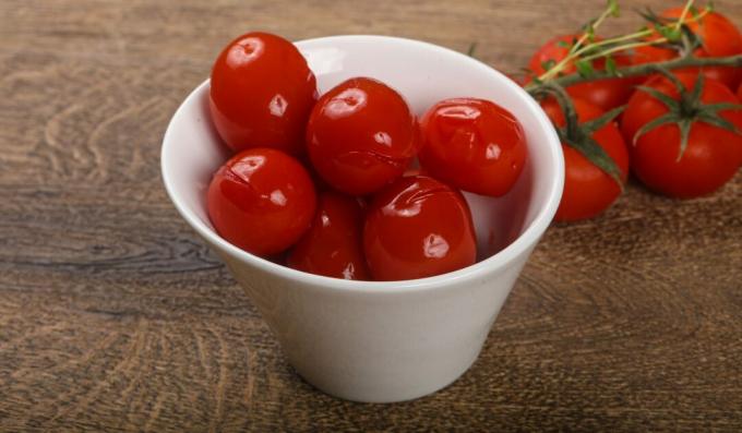 Valkosipulilla täytetyt suolakurkku tomaatit