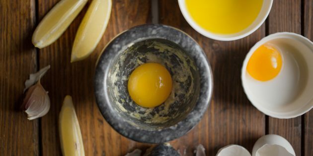 Kuinka keittää osteri sieniä taikinassa aiolien kanssa: hiero valkosipulia keltuaisilla ja suolalla