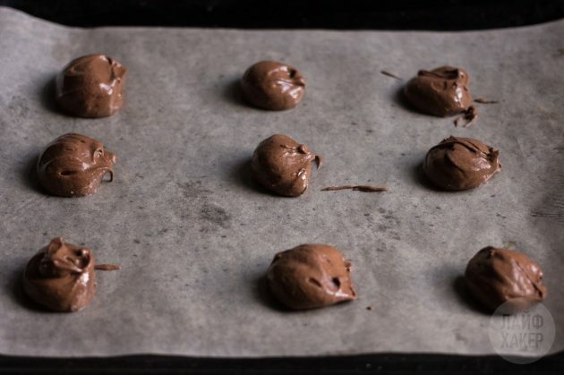 jauhoton suklaakeksejä: vuori taikina pergamentin päälle
