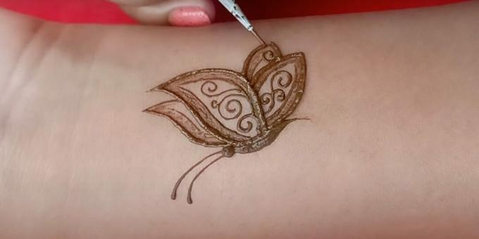 Henna -perhonen piirustus kädessä: kuviota ja antenneja
