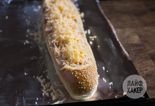 täytetty patonki: täytä leipä saadulla massalla ja lisää loput juustot