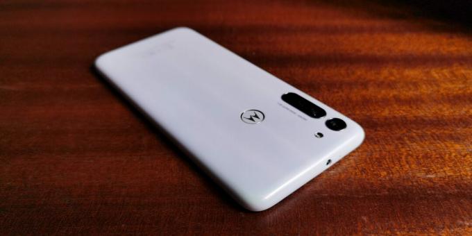 Motorola Moto G8: muotoilu ja ergonomia