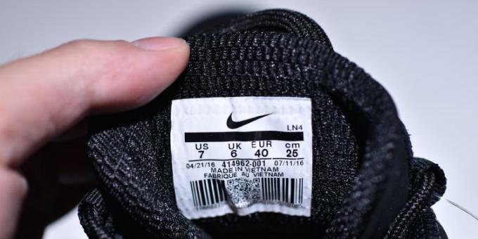Alkuperäinen ja väärennettyjä lenkkarit Nike: Etsi tunniste ilmaisee koko valmistusmaan ja koodi