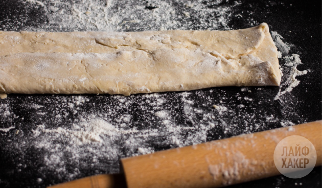 Yksinkertainen croissantti resepti: taita puoliksi pituussuunnassa