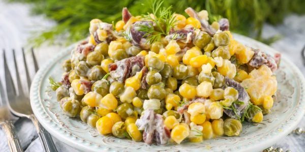 Salaatti Säilykeherneet, maissi ja makkara