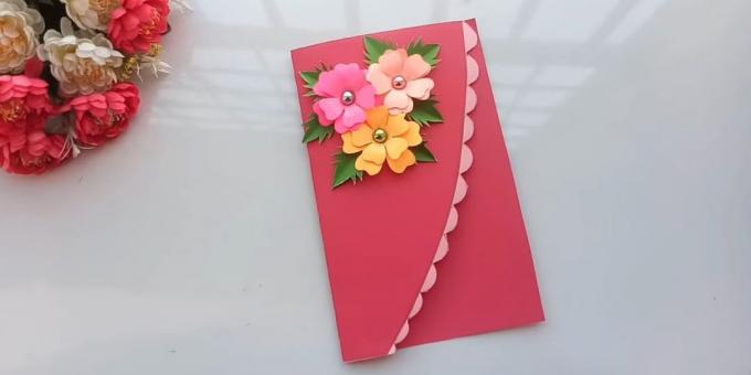 Liimaa alkuun postikortin kukkia ja lehtiä