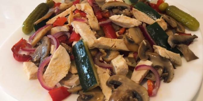 Salaatit ilman majoneesia: Salaatti kanaa, sieniä, kurkkua ja paprikaa