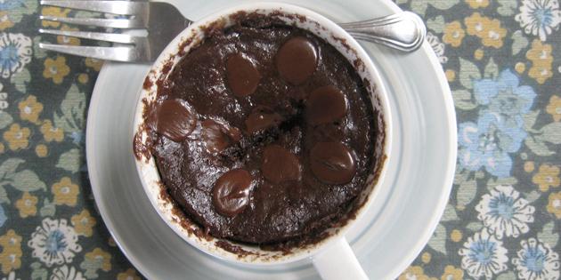 Reseptejä nopeita aterioita: suklaa cupcake kupissa
