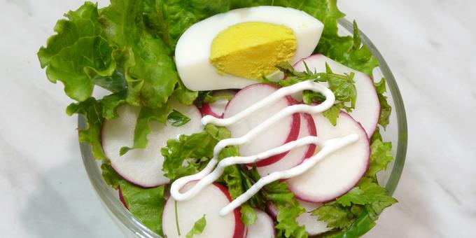 Salaatti retiisi ja munien 