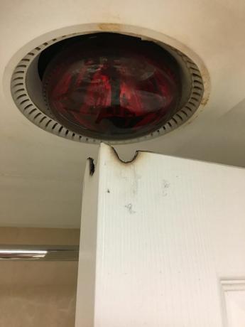 vaarallinen lamppu kylpyhuoneessa