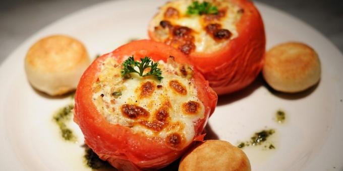 Täytetyt tomaatit juustolla ja raputikuilla