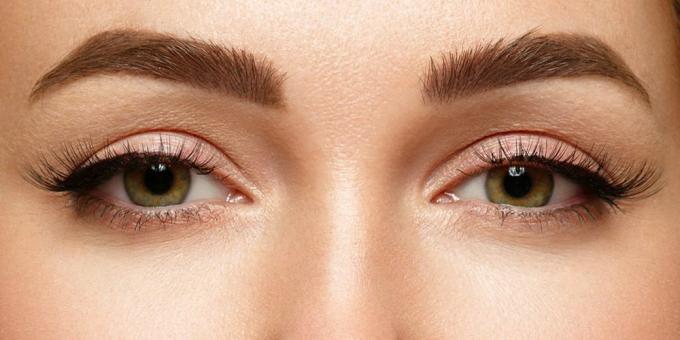 Silmien muodon määrittäminen: Katso peiliin. Jos pupillin ylä- ja alaosa ovat piilossa silmäluomien alla, sinulla on mantelinmuotoiset silmät.