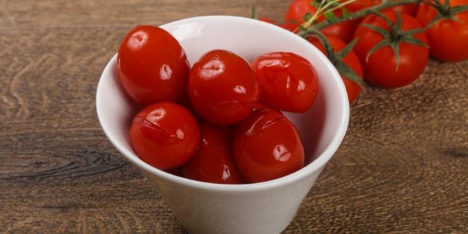 Marinoitu tomaatti täyteen valkosipulia