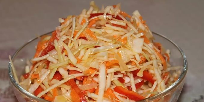 Salaatteja kaali talvella: Kaali salaatti porkkana, paprika ja sipuli