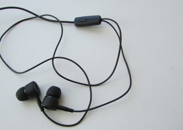 Langallisia kuulokkeita Alcatel