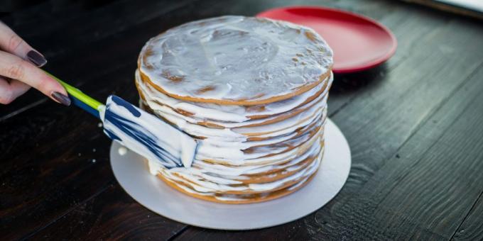 Resepti kakku "hunajakakkua": Levitä voidetta kakun puolin