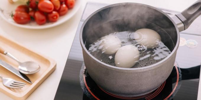 Kuinka ja kuinka paljon keitetään pehmeitä keitettyjä munia liedellä