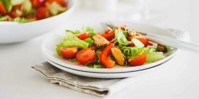 Salaatti simpukoilla, tomaateilla ja paprikalla