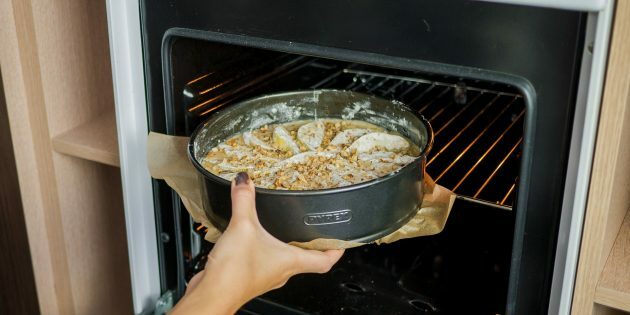 Piirakka päärynöillä ja saksanpähkinöillä: paista uunissa, joka on esilämmitetty 180 ° C: seen, 25-50 minuuttia
