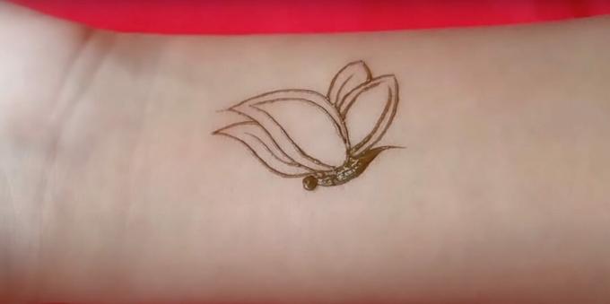 Henna -perhonen piirustus kädessä: kuvaa siivet