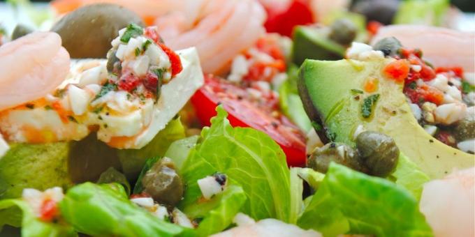 Resepti kreikkalainen salaatti katkarapu, avokado ja kapriksia