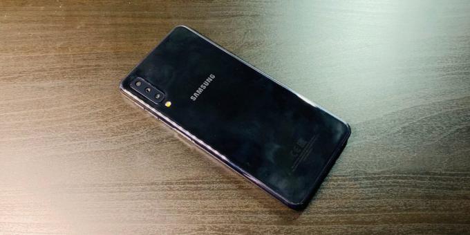 Samsung Galaxy A7: Takapaneelin