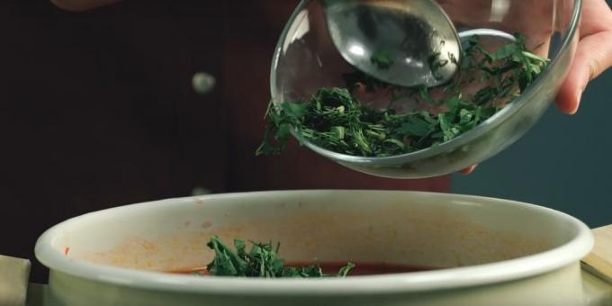 Miten ruokaa keittoa: Cast laakerinlehdet ja hienonnettu vihreät. 