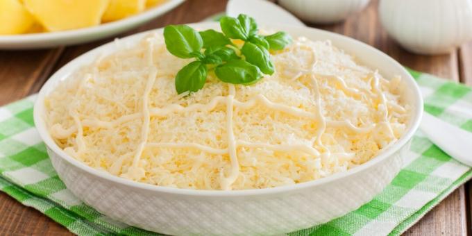 Kalasäilykkeitä, sieniä ja juustoa sisältävä salaatti: yksinkertainen resepti