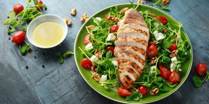 Paleo Weekly Menu: Terveellinen salaatti kanaa, vihanneksia ja fetajuustoa