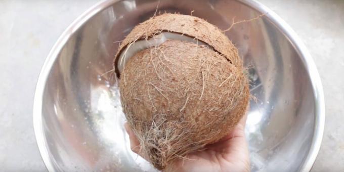 Kuinka avata kookospähkinä: lyö hedelmää veitsen tylsällä puolella