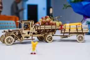 Yleiskuva UGEARS suunnittelija: puinen kuorma-auto kulkee ilman paristoja