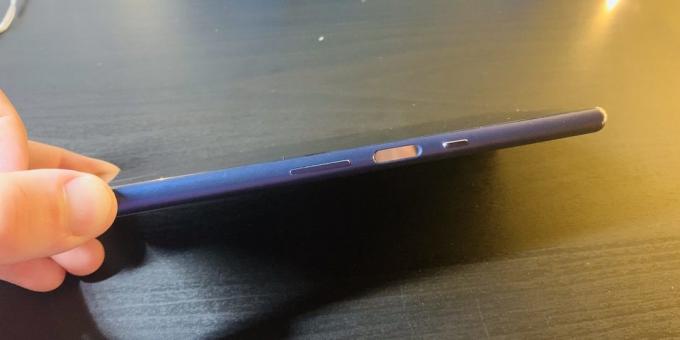 Sony Xperia 10 Plus: oikeaan reunaan