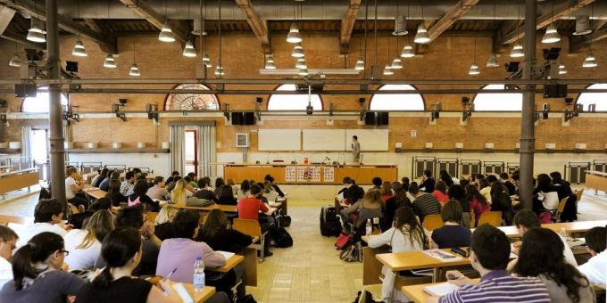 Korkeakoulutus Italiassa: opiskelijat valitsevat useimmilla tieteenaloilla voivat vapaasti päättää, milloin he ovat valmiita ottamaan tentit