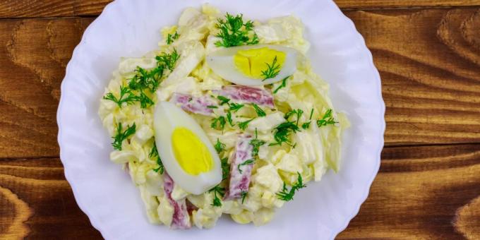 Savustettua makkaraa, munia ja kaalia sisältävä salaatti: yksinkertainen resepti