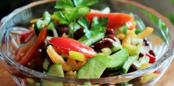 Salaatti kurkut, tomaatit, paprikat ja pavut