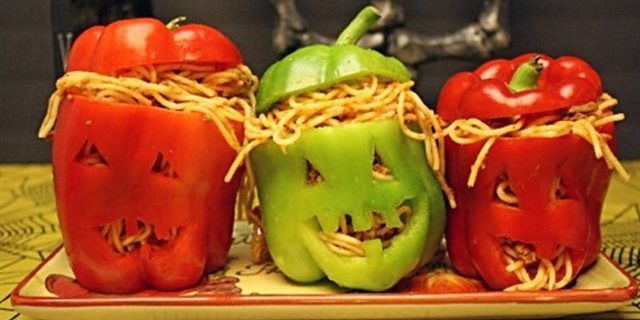 Astiat Halloween: päämiehet paprikat täytettyjä spagettia liha